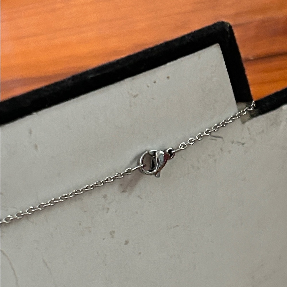 Elegant Abalone Fish Pendant Necklace - Picture 5 of 6